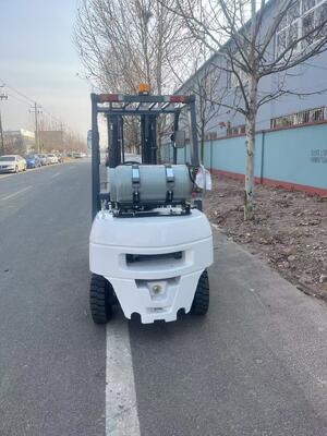 Buy LPG Powered Forklift Truck 2.5 Ton CPCD25 with 4m Mast for Distribution Center Use online manufacture
