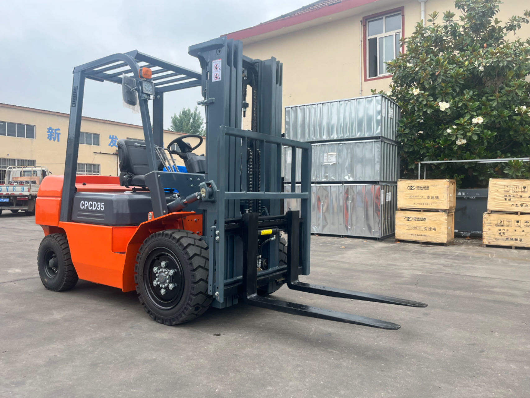 1.5T-3.5T Diesel Forklift with Optional Attachments
